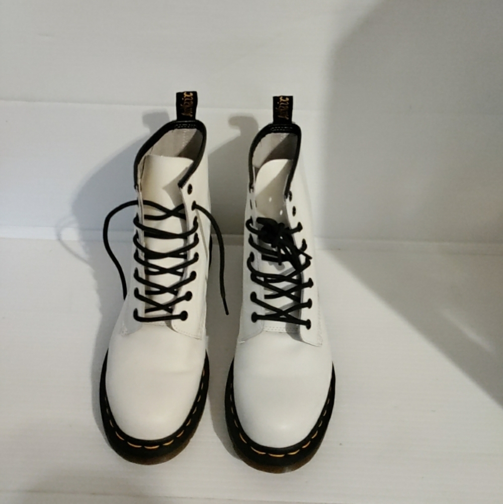 Dr Martens 11821 White Leather Combat Boots Shoes Women's Size 41 / 9 - Picture 3 of 12